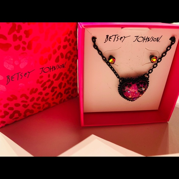 New Betsey Johnson Heart Pendant & Earrings Set - Picture 12 of 15